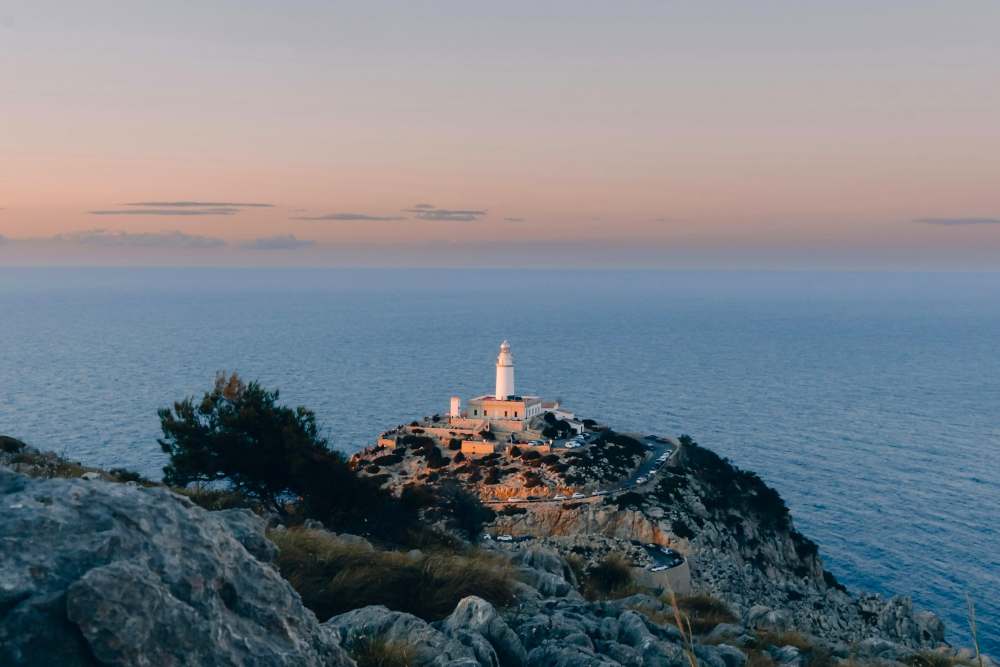 포르멘토르 등대 / 사진=unsplash@Joshua Humpfer