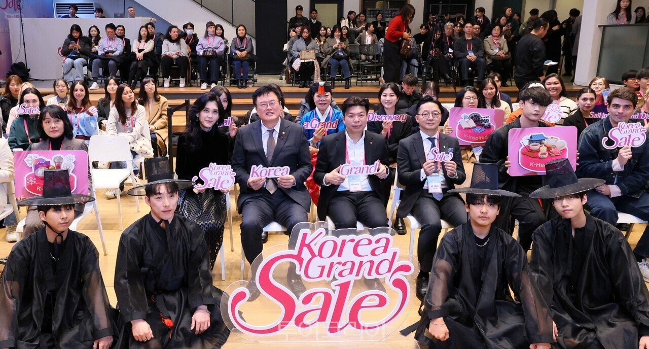 김대현 문화체육관광부 제2차관이 17일 서울 중구 명동 커뮤니티하우스 마실에서 열린 ‘2026 코리아그랜드세일’ 개막행사에서 이부진 한국방문의해위원회 위원장을 비롯한 참석자들과 기념촬영을 하고 있다./사진-문체부