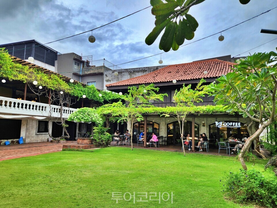 카사 고로드로 박물관 내부로 들어가면 넓게 펼쳐진 잔드와 카페, 저택 외관이 한 눈에 들어온다. /사진-투어코리아