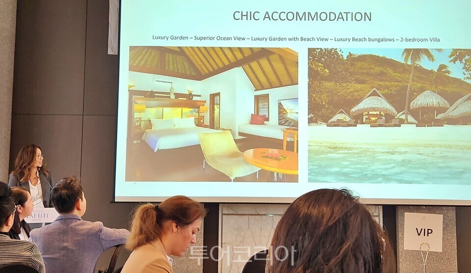 소피텔 키아 오라 모레아 비치 리조트의 헤이쿠라 바젤레르 이사가 리조트에 대해 설명하고 있따.