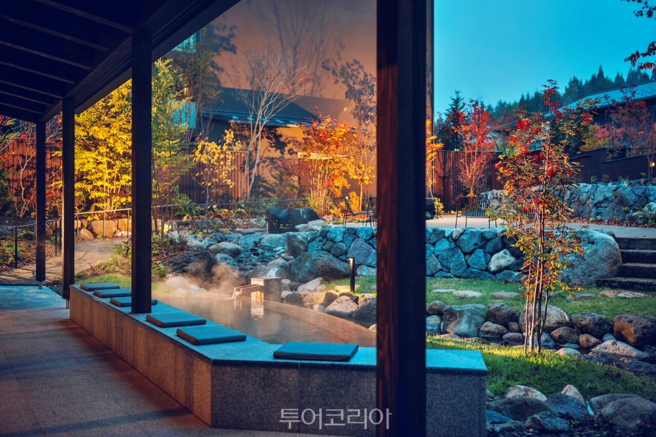 호시노 리조트 카이 오쿠히다 안뜰 족욕탕/사진-호시노리조트