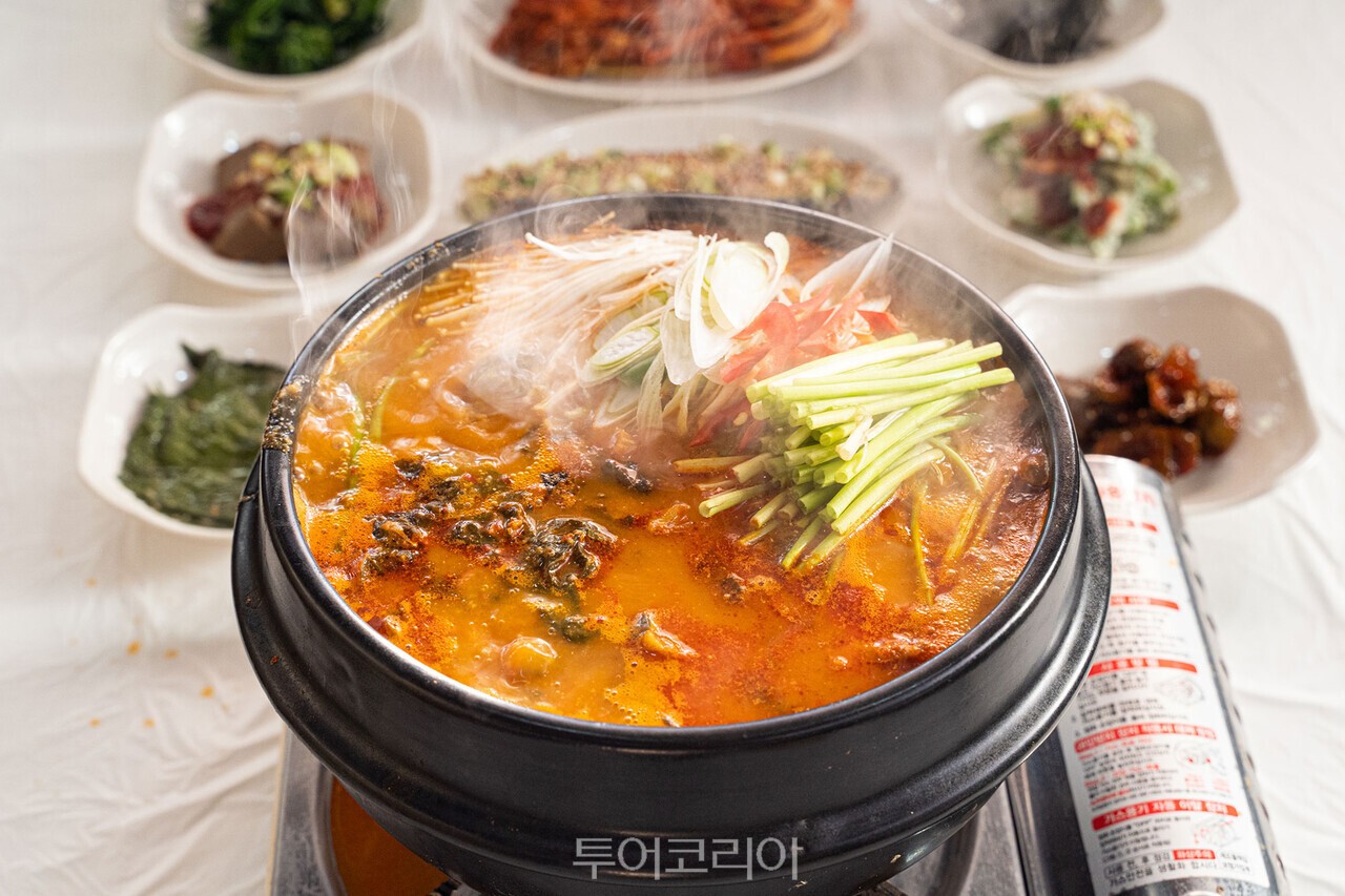 흑염소 요리 갯장어요리 민물매운탕 토종닭요리 해신탕 회춘탕 /사진-전남도