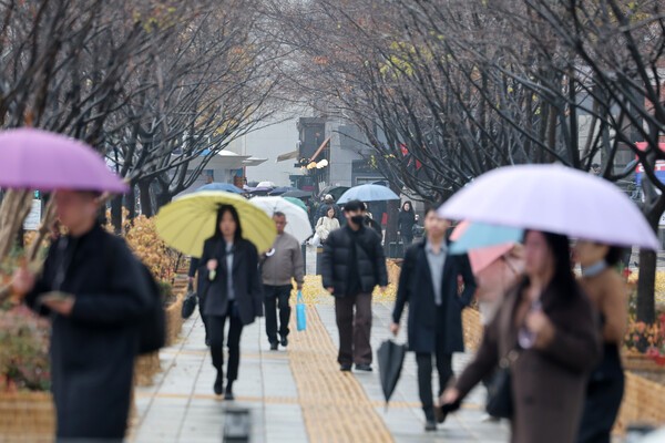 [기상속보]오늘날씨  출근길 전국 곳곳 5㎜ 비 강원 대설특보 2∼7㎝눈 서울 낮 8도 미세먼지 수도권·충청권 오후에 '매우나쁨'/사진=연합뉴스 자료사진