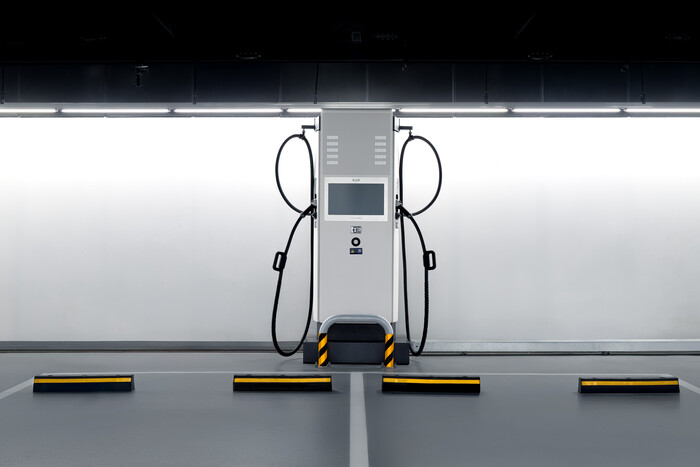 고양 현대모터스튜디오에 설치된 EV-Q 인증을 획득한 200kW 양팔형 E-pit 충전기. (사진=현대차 제공) 