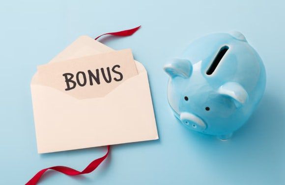  引用：Pixabay*この画像は記事の内容と一切関係ありません今冬のボーナスが1人当たり平均で初めて100万円を超えたという。17日付の日本経済新聞（日経）によると、上場企業を中心に企業478社を対象に行った独自調査の結果、今冬の1人当たり平均賞与支給額は前年より6.4%増の102万9,808円となった。また、賞与は5年連続で増加し、1975年の調査開始以降で最高水準に達した。増加率も昨冬の3.68%を2.72ポイント上回った。今回の賞与拡大は、企業業績の改善よりも、全体的な賃金水準の上昇による影響が大きかったと分析されている。実際に増額理由を尋ねたところ、回答企業の59.5%が「賃金水準の上昇」を挙げ「業績好調」（42.1%）を上回った。また、昨年に続き今春の労使交渉でも平均賃上げ率が5%を超えたことから、こうした賃上げの流れが賞与支給にも反映されたとの見方が出ている。