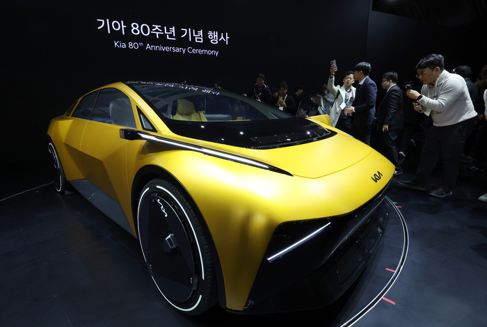 5일 경기 용인 기아 비전스퀘어에서 열린 기아 80주년 기념식에서 콘셉트카 ‘비전 메타투리스모’가 공개되고 있다. 사진 | 연합뉴스
