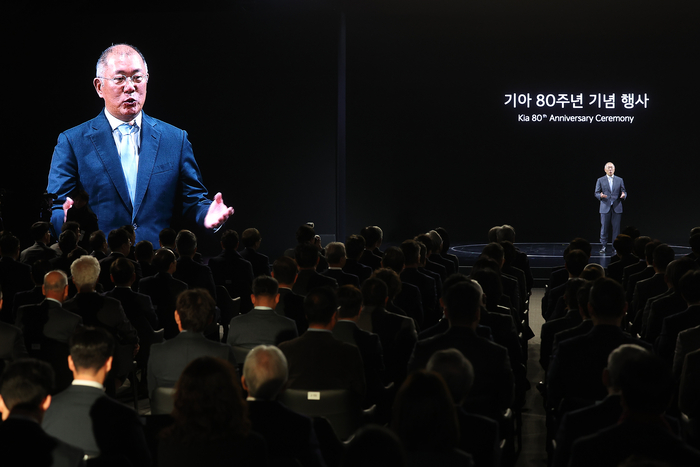 정의선 현대차그룹 회장이 5일 경기 용인시 기아 비전스퀘어에서 열린 기아 80주년 기념식에서 발언하고 있다. 사진 | 연합뉴스