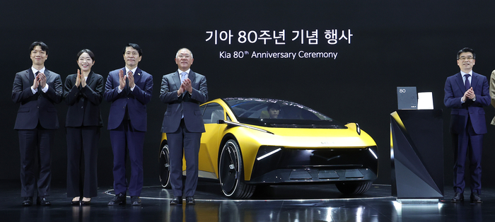 정의선 현대차그룹 회장(왼쪽 네번째), 송호성 기아 사장 등 전 계열사 CEO 및 임원들이 5일 경기 용인 기아 비전스퀘어에서 열린 기아 80주년 기념식에서 기념 촬영을 하고 있다. 사진 | 연합뉴스