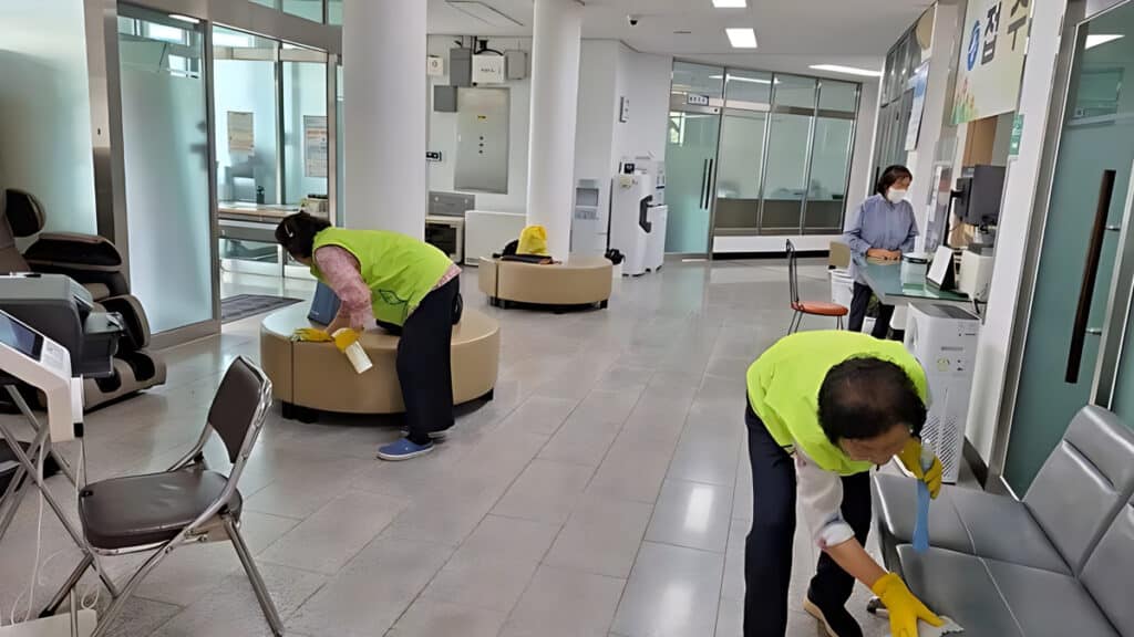 “내년에만 4만 명 넘게 뽑는다 a job program for the elderly (4)