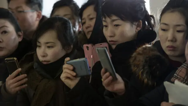 탈북자 10명 중 6명 '북한에서 휴대전화 사용'.. 절반은 '내 소유' - BBC News 코리아