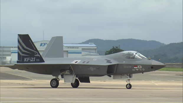첫 국산 전투기 KF-21 활주로 주행 공개…이달 중 최초 비행