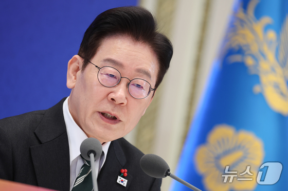 President Lee Jae Myung answers questions from reporters during a New Year\'s press conference held at the Blue House State Guest House on January 21 2026.1.21 / News1
