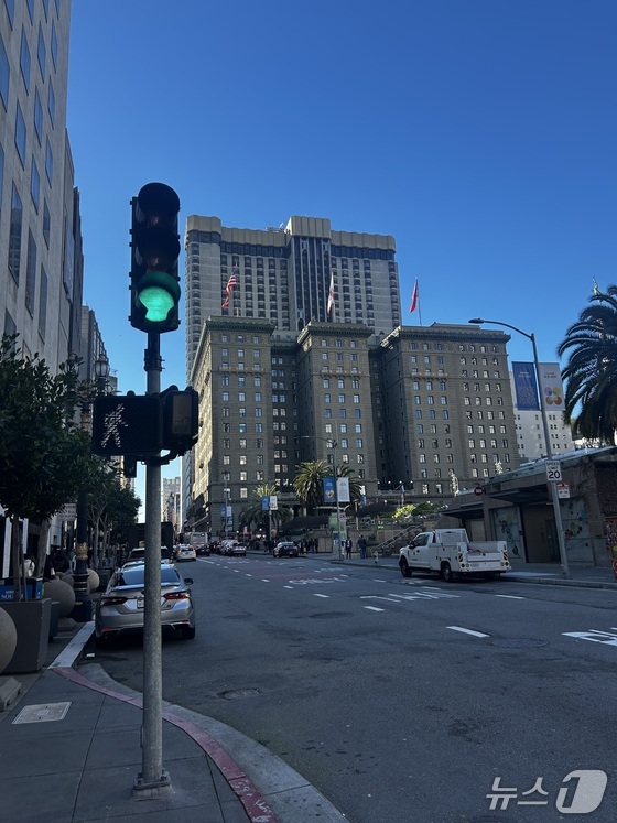  On Monday, a green light is on at the traffic signal in front of The Westin St. Francis Hotel in San Francisco, California, U.S., where the J.P. Morgan Healthcare Conference is being held 2026.1.12 / News1