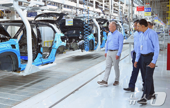 Hyundai Motor Group Chairman Chung Eui-sun inspects the production line with employees at Hyundai Motor\'s Chennai plant in India on Monday (Hyundai Motor Group and Kia) 2026.1.14 / News1