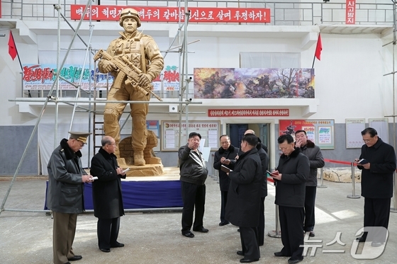 The Rodong Sinmun, the official newspaper of North Korea\'s Workers\' Party, reported on Monday that Kim Jong Un, the party\'s general secretary, visited the Mansudae Art Studio on January 25 and guided the production of a statue commemorating North Korean troops dispatched to Russia / Rodong Sinmun