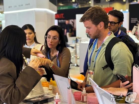 A visitor to APR\'s CES booth is experiencing the Medicube Age-R beauty device / Provided by APR