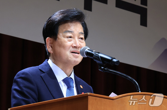  Unification Minister Chung Dong-young delivers a New Year\'s address at the 2026 Unification Ministry New Year\'s ceremony held at the annex of the Seoul Government Complex in Jongno-gu, Seoul, on January 2. 2026.1.2 / News1