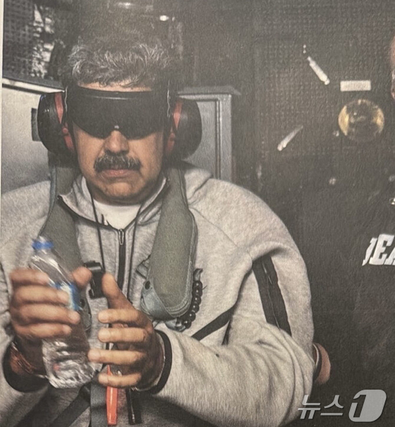  U.S. President Donald Trump released footage on the social media platform Truth Social on January 3 showing the arrest and transfer of Venezuelan President Nicolás Maduro (Donald Trump Truth Social) 2026.1.4 / News1