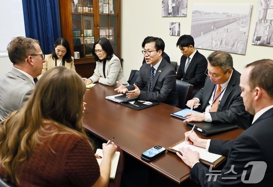 Yeo Han-koo, Director-General for Trade Negotiations at the Ministry of Trade, Industry and Energy, is meeting with U.S. House of Representatives Trade Subcommittee Chairman Adrian Smith at the U.S. Congress in Washington, D.C. on January 14 (Provided by Ministry of Trade, Industry and Energy) 2026.1.15 / News1