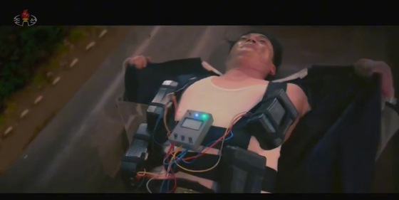  A scene from the North Korean film Day and Night of Confrontation where the protagonist wears a bomb vest / Capture from Korean Central Television