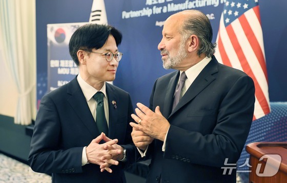 Minister of Trade, Industry and Energy Kim Jung-kwan is seen conversing with U.S. Secretary of Commerce Howard Lutnick at the Korea-U.S. Manufacturing Partnership MOU Signing Ceremony held at the Wallaard Intercontinental Hotel in Washington D.C., U.S. on Monday 2025.8.26 / News1