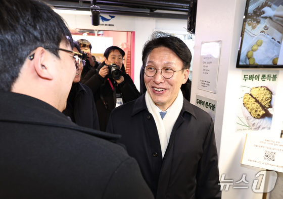 Prime Minister Kim Min-seok visited the Youth Mall at Gyeongdong Market in Dongdaemun-gu, Seoul on Wednesday afternoon, touring shops run by young entrepreneurs 2026.1.21 / News1
