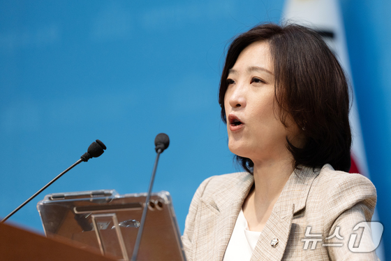 Choi Bo-yoon, chief spokesperson for the People Power Party, delivers a statement on the rally condemning the suppression of the opposition and dictatorial politics, as well as false manipulation, intimidation of the judiciary, and matters related to the special prosecutor, at the National Assembly in Yeouido, Seoul, on September 21, 2025. 2025.9.21 / News1