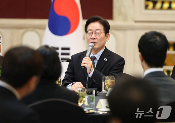 President Lee Jae Myung speaks at a luncheon briefing for the traveling press corps in Shanghai on January 7 during his state visit to China 2026.1.7 / News1