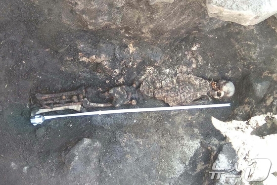 The Rodong Sinmun, the official newspaper of North Korea\'s Workers\' Party, reported on January 24 that a research team from the History Department of Kim Il Sung University has intensified its survey and excavation work on historical sites around Mount Paektu. The newspaper stated that the team, in collaboration with Novosibirsk State University in Russia, conducted radiocarbon dating on the remains, confirming that the tomb occupants were generally people from the mid-19th to late 19th centuries / Rodong Sinmun