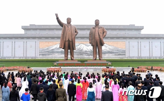 Statues of President Kim Il-sung and Chairman of the National Defense Commission Kim Jong Il on Mansu Hill in North Korea / Rodong Sinmun