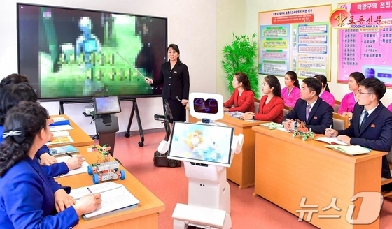 The Rodong Sinmun, the official newspaper of North Korea\'s Workers\' Party, highlighted the Nangrang District Jeonjin Advanced Middle School, which has been transformed into an integrated combined school, on Thursday. It promoted its artificial intelligence education room, TV broadcasting room and children\'s broadcasting room, educational methodology research room, and practical classrooms for elementary school / Rodong Sinmun