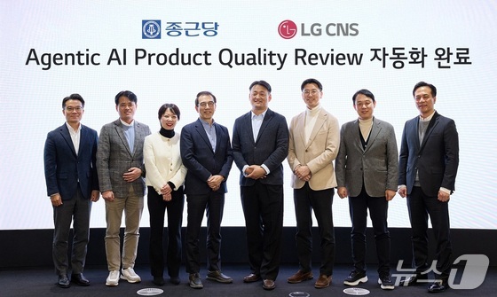 Kim Tae-hoon, Vice President and Head of LG CNS\'s AI Cloud Business Division (fourth from the right), and Jang Min-yong, Managing Director and Head of Chong Kun Dang\'s Chemical Battery Business Division (third from the right), along with Chong Kun Dang officials, are taking a commemorative photo / Provided by LG CNS