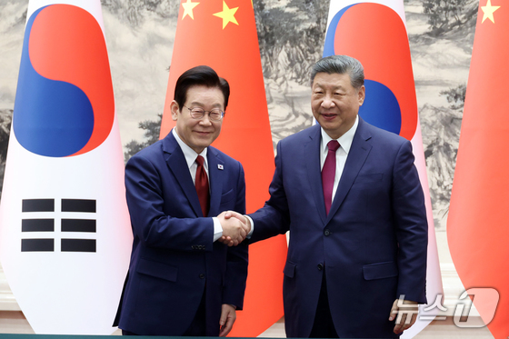  President Lee Jae Myung and Chinese President Xi Jinping shake hands at the signing ceremony for a South Korea-China MOU held at the Great Hall of the People in Beijing on Monday. 2026.1.5 / News1