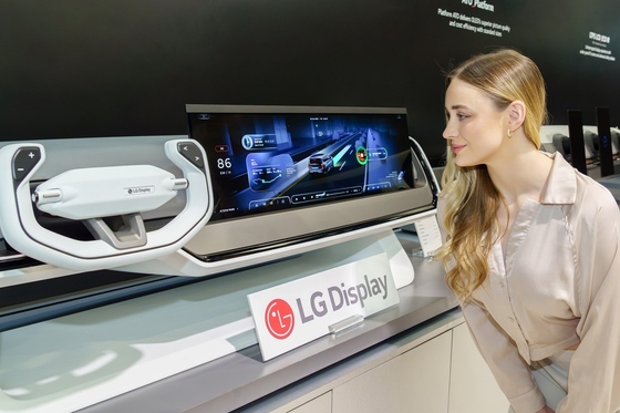  On January 5, an LG Display model introduces a 33-inch vehicle-grade slider OLED panel in Las Vegas, U.S.