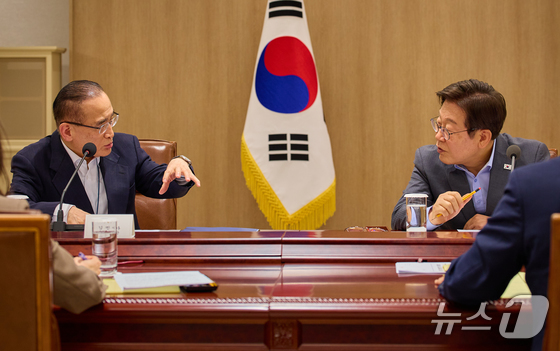 President Lee Jae Myung is conversing with National Security Advisor Wi Sung-lac during a full meeting of the National Security Council (NSC) held at the presidential office in Yongsan, Seoul, on July 10, last year (Provided by the Presidential Office) 2025.7.10 / News1
