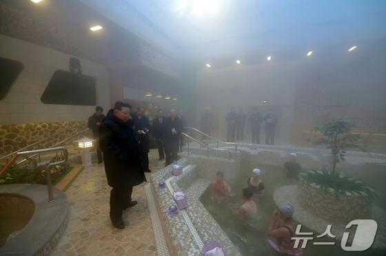 The Rodong Sinmun, the official newspaper of North Korea\'s Workers\' Party, reported on Wednesday that the completion ceremony for the Onpo Workers\' Recreation Center was grandly held on Tuesday, and that Comrade Kim Jong Un attended the ceremony / Rodong Sinmun