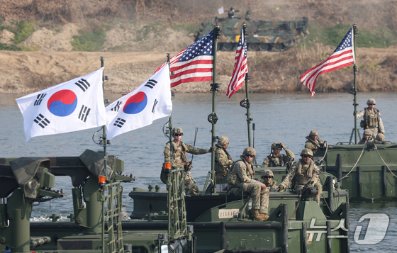 South Korean and U.S. troops are conducting a pontoon bridge construction exercise 2025.11.20 / News1