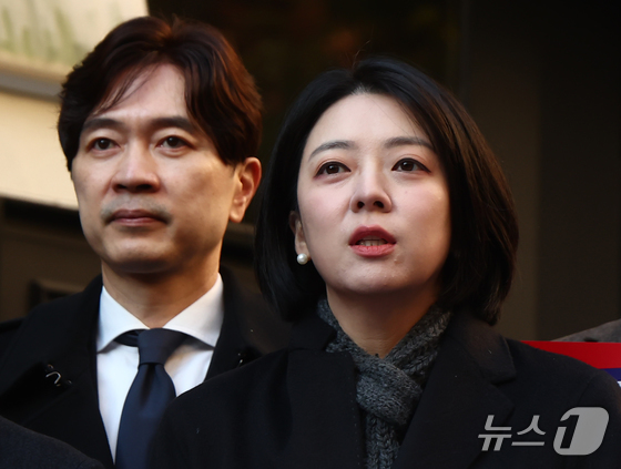 Rep. Bae Hyun-jin of the People Power Party held a press conference on the morning of November 19, 2025, in front of a building in Cheongdam-dong, Gangnam-gu, Seoul, where lawyer Nam Wook—who received a prison sentence in the Daejang-dong development project favoritism scandal—requested the lifting of asset forfeiture preservation. The press conference condemned the prosecution\'s decision to abandon its appeal in the Daejang-dong case and urged the recovery of criminal proceeds into the national treasury 2025.11.19 / News1