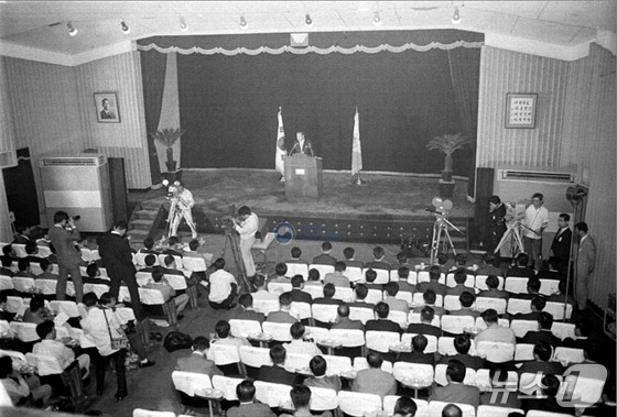 Lee Hoo-rak, Director of the Central Intelligence Agency, holds a press conference announcing the July 4 North-South Joint Statement in 1972. The North and South specified seven points of agreement in the joint statement, including the principle of independent and peaceful reunification, the formation of a North-South Coordination Committee, and the establishment of a direct telephone line between Seoul and Pyongyang / Provided by National Archives of Korea