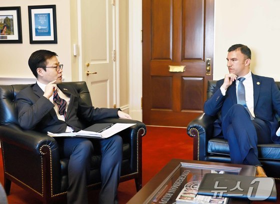  Yeo Han-koo, Director-General for Trade Negotiations at the Ministry of Trade, Industry and Energy, is meeting with U.S. Representative Rudy Yakym at the U.S. Congress in Washington, D.C., on Tuesday (Provided by Ministry of Trade, Industry and Energy) 2026.1.14 / News1