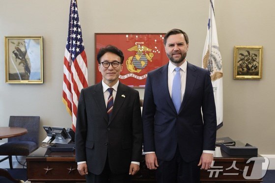 Prime Minister Kim Min-seok met with Vice President JD Vance at the White House in Washington, D.C., on January 23, exchanged views on ways to develop South Korea-U.S. relations, and then posed for a commemorative photo (Provided by the Office of the Prime Minister) 2026.01.23 / News1