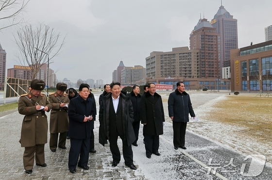 On January 10, Kim Jong Un, General Secretary of the Workers\' Party of Korea, visited the construction site of the fourth phase of the Hwasong District project / Rodong Sinmun