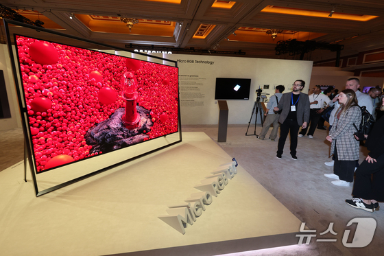  On the opening day of CES 2026, the world\'s largest IT and consumer electronics exhibition, visitors examine products at Samsung Electronics\' dedicated exhibition space at the Wynn Hotel in Las Vegas, Nevada, U.S., on January 6 2026.1.7 / News1
