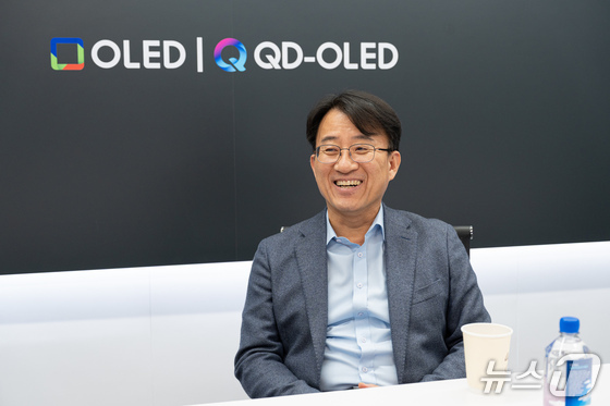  Lee Chung, President and CEO of Samsung Electronics, is answering questions from reporters in Las Vegas, U.S., on January 7 / Provided by Samsung Display