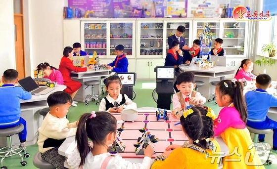 The Rodong Sinmun, the official newspaper of North Korea\'s Workers\' Party, highlighted the Nangrang District Chonjin Advanced Middle School, which has been transformed into an integrated combined school, on Thursday. It promoted its artificial intelligence education room, TV broadcasting room and children\'s broadcasting room, educational methodology research room, and practical classrooms for elementary school / Rodong Sinmun