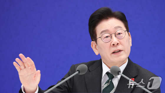 President Lee Jae Myung answers questions from reporters during a New Year\'s press conference held at the Blue House State Guest House on Wednesday 2026.1.21 / News1