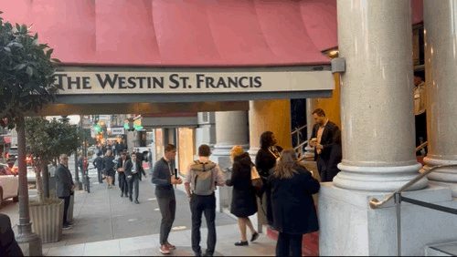  On Monday, people gather at the entrance of The Westin St. Francis Hotel in San Francisco, California, U.S., where the J.P. Morgan Healthcare Conference is being held 2026.1.12 / News1