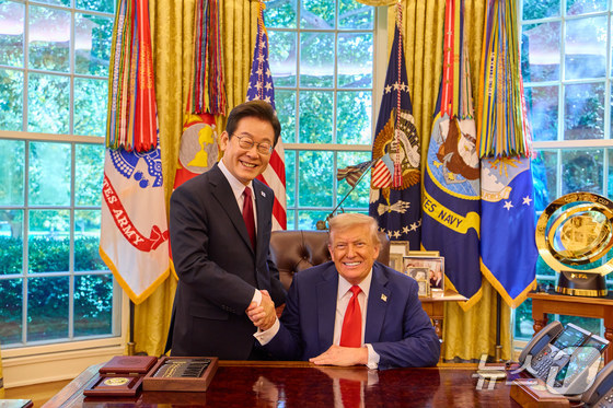 President Lee Jae Myung shakes hands with U.S. President Donald Trump after concluding the South Korea-U.S. summit meeting at the White House in Washington, D.C., on August 25 last year (President Lee Jae Myung\'s social media) 2025.8.28 / News1