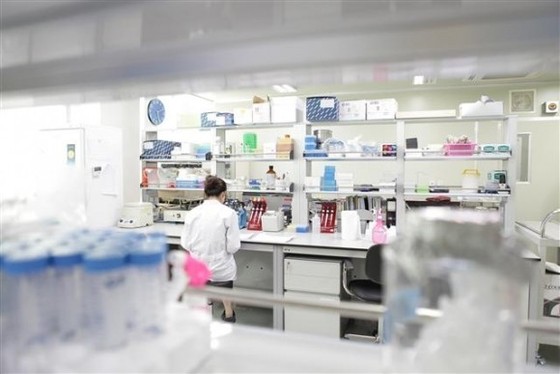 A SillaJen researcher is analyzing candidate substances at the new drug research institute (Provided by SillaJen) / News1
