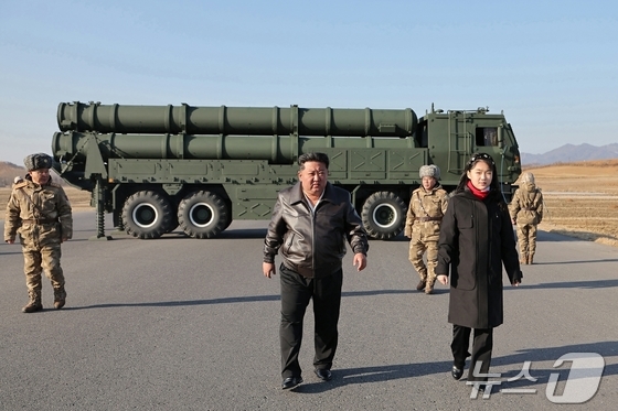 The Rodong Sinmun, the official newspaper of North Korea\'s Workers\' Party, reported on Wednesday that the Missile Bureau conducted a test firing on Tuesday to verify the effectiveness of an upgraded large-caliber multiple rocket launcher system incorporating new technology. General Secretary Kim Jong Un observed the test firing alongside his daughter, Ju Ae / Rodong Sinmun